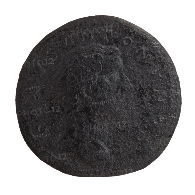 Sestertius, posthumous issue. Obverse: head of Antoninus Pius (86–161; Roman emperor 138–161) without a covering facing right, legend DIVVS ANTONINVS. Reverse: Column with a statue of Antoninus Pius holding a scepter and an eagle, in fields D O, in SC. After 161 CE; Roman Empire, Rome. Coin; diameter 32.0–33.0 mm, weight 22.78 g, axis 0°. Issuers: Lucius Verus (130–169; emperor 161–169) and Marcus Aurelius (121–180; emperor 161–180).
