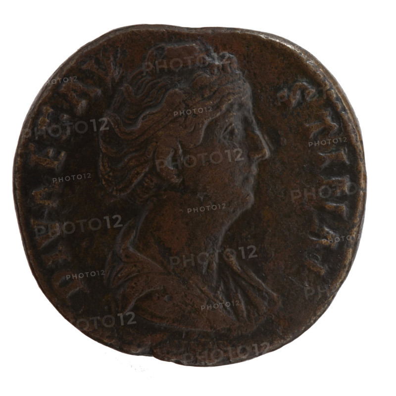 Sestertius, posthumous issue for Faustina the Elder (98–141; Roman empress 138–141), issued under Antoninus Pius (86–161; Roman emperor 138–161). Obverse: bust of Faustina I in drapery facing right, legend DIVAE FAVSTINAE. Reverse: Aeternitas veiled, seated left on a throne, holding a globe topped by a phoenix in her outstretched right hand and a scepter in her left, legend AETERNITAS. Mintmark in SC fields. After 141 CE. Roman Empire, Rome. Coin: bronze; diameter 29.5–31.0 mm, weight 25.45 g, axis 345°.