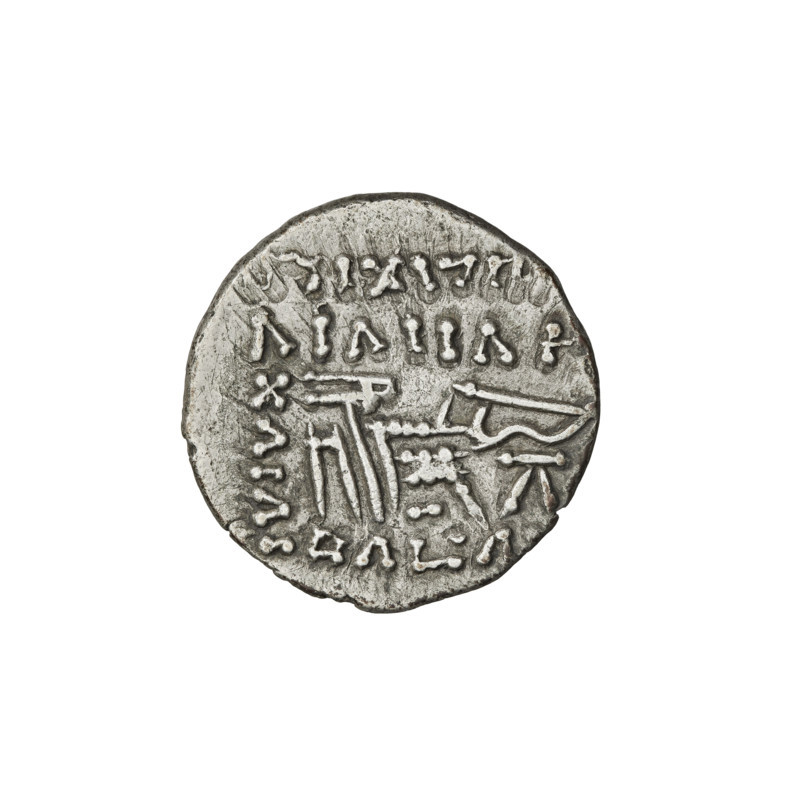 Drachma of Artabanos IV (king of Parthia; 213–224 AD). Obverse: bust of Artabanos IV wearing a tiara, king turned left. Reverse: Arsakes seated on the throne, holding a bow, turned right; below the arch a monogram. Iconography: helmets, bows (armed), Arsakes on the throne, heads, tiaras. Parthian Kingdom, Ecbatana, Parthia (Iran). Date: 213–227. Coin: diameter 18.0–18.5 mm, weight 3.55 g.