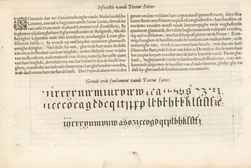 Onderrichtinghe der Nederlandtsche grove ende kleyne letteren, Beschrijving en schrijfvoorbeeld van de Textur Letter, Instructie vande Textur Letter, Fondement-Boeck, Spieghel der schrijfkonste, print, albumblad, text sheet, Folio E1v met een beschrijving en een schrijfvoorbeeld van de Textur Letter. The text begins with a small decorated initial K. The sheet is part of an album., printmaker: Simon Frisius, Haarlem, after design by Jan van de Velde (I), Rotterdam, 1605, writer (clerical worker), paper, letterpress printing, engraving, woodcut, text in letterpress, height 85 mm x width 242 mm, height 210 mm x width 315 mm, calligraphy, A horizontal aged paper sheet with faded printed blocks and ornate decorative elements near the top left, divided visually into an upper area of dense dark type and a lower area showing rows of bold black calligraphic strokes and flourishes, some arranged on faint ruled lines. The upper left contains a decorative initial with intricate floral-like engravi...