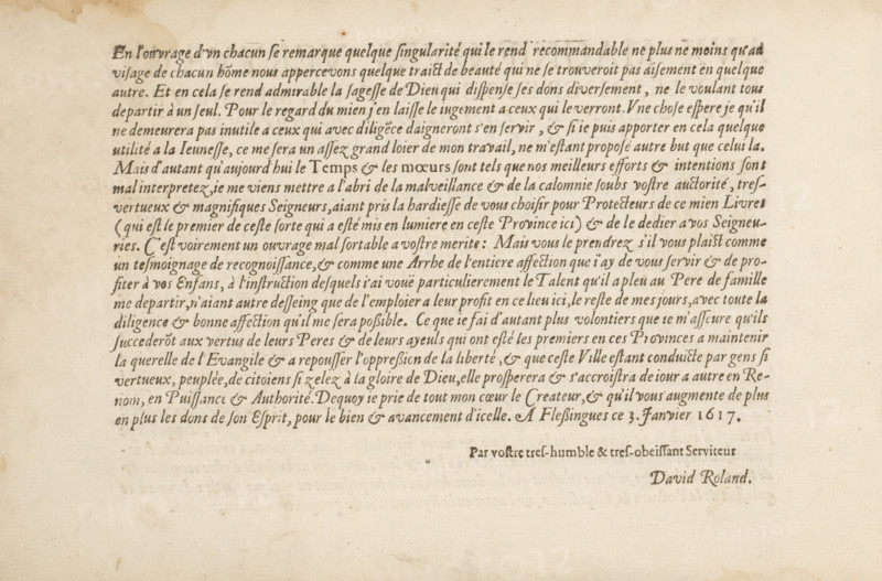 To the magnificent, virtuous, and discreet lords, Dedication to the bailiff, mayors, aldermen and council of the city of Vlissingen, page 2 of 2, 't Magazin oft pac-huys der loffelycker penn-const, album page, text sheet, Text sheet with a dedication to the bailiff, page 2 of 2. The text sheet is part of an album., writer (clerical worker): David Roelands, Flushing, publisher: David Roelands, dedicated to: Mayors, 1617-01-03 - 1616-01-03, David Roelands, Mayors, writer (clerical worker), publisher, paper, letterpress printing, letterpress text, height 225 mm x width 335 mm, A large sheet of aged paper with an off-white background and subtle brown spotting, showing a dense block of evenly spaced, dark printed lines in a flowing script across the upper left and center area, leaving wide margins around the edges; the inked lines form neat, slightly slanted rows that taper toward the right, and there is a small separate cluster of darker printed marks near the lower right above a faint sig...