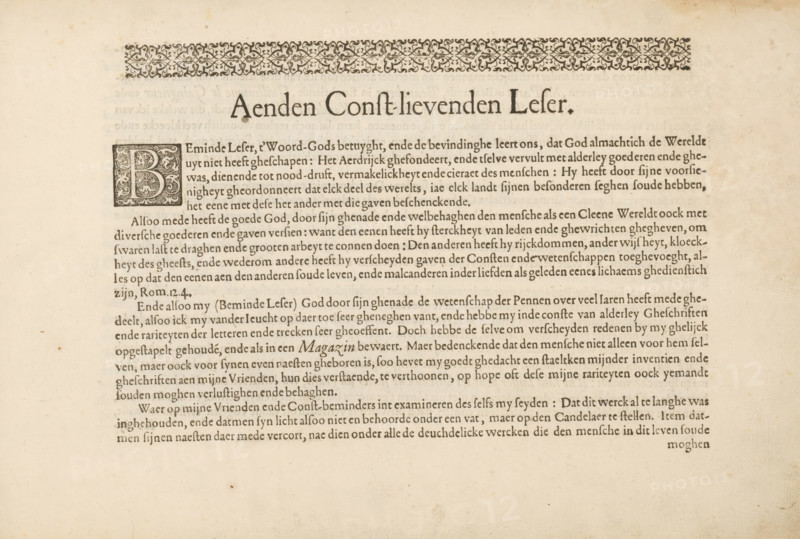 To the reader, page 1 of 4, To the const-lievenden leser, 't Magazin oft pac-huys der loffelycker penn-const, album page, text sheet, Text sheet titled: To the const-lievenden leser, page 1 of 4. The text begins with a decorated initial B. At the top, an ornamental border of fleurons. The text sheet is part of an album., writer (clerical worker): David Roelands, Flushing, publisher: David Roelands, 1617-01-24 - 1616-01-24, David Roelands, writer (clerical worker), publisher, paper, letterpress printing, woodcut, text in letterpress, height 225 mm x width 335 mm, initial, A yellowed sheet with aged paper texture and unevenly darkened edges showing a decorative floral border near the top, a large ornamental initial box on the left, a prominent centered heading in larger type, and multiple lines of printed text arranged in neat paragraphs across the page.