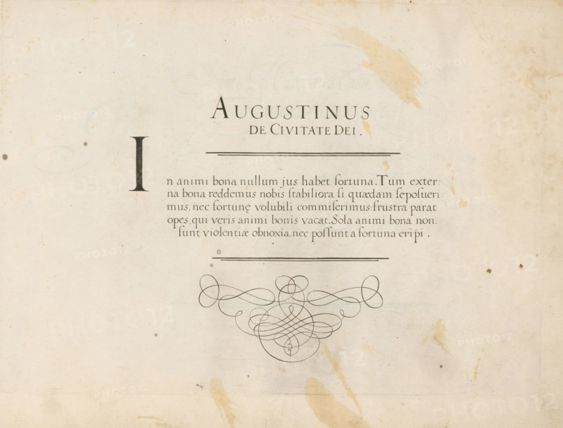 Writing sample: Augustinus de Civitate Dei, Grammato-Graphices. In Quo Varia Scripurae Emblemata, print, album page, ornament print, Writing example with an initial I and five lines of text in Latin: In animi bona ... Above that the title: Augustinus de Civitate Dei. At the bottom an ornament of scrollwork., printmaker: Cornelis Dircksz. Boissens, Amsterdam, 1605, paper, engraving, gravure, height 192 mm x width 273 mm, height 227 mm x width 345 mm, calligraphy, A faded parchment page with a large dark decorative initial on the left and a centered horizontal rule above a block of printed lines, all set above an ornate curving flourish made of looping ink lines; the page shows scattered small stains and spots of discoloration, larger irregular blotches and smears of darker and yellowed tones near the upper right and lower center, subtle pencil or ink smudges and faint circular impressions, and an overall aged, speckled texture.