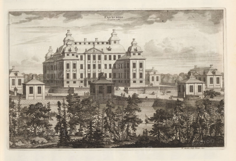 View of Ericsberg Castle, from the west, Erichsberg Occasum versus, Suecia Antiqua et Hodierna, print, album page, printmaker: Willem Swidde, Stockholm, supervision: Erik Jönssen Dahlberg, 1690, paper, etching, height 219 mm x width 342 mm, housing, Slot Ericsberg, A large classical building complex sits behind a high stone terrace and balustrade, with a central multi-story main structure flanked by symmetrical pavilion-like wings topped with domed roofs and small cupolas; the façade features tall windows and decorative relief panels, and smaller outbuildings stand along the terrace connected by stairways and walkways. In front of the terrace a rectangular pavilion with a pitched roof projects outward toward a body of water, and the water is bordered by trees and dense foliage in the foreground where small groups of people are gathered and a small boat is visible. The sky above is filled with layered clouds rendered in fine horizontal shading.