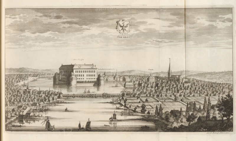 View of the city Örebro, Örebroo, Suecia Antiqua et Hodierna, print, album page, printmaker: Johannes Jacobsz van den Aveele, Stockholm, supervision: Erik Jönssen Dahlberg, 1700, paper, etching, etching in two parts, folded, height 234 mm x width 429 mm, city-view in general, 'veduta', Örebro (city), A wide engraved cityscape shows a fortified stone castle with corner towers set on a body of water, its reflection visible on the water surface. Surrounding the castle are dense clusters of small pitched-roof houses, streets, and a prominent church with a tall spire rising above the rooftops. A broad river or harbor runs through the foreground with several sailing boats and rowboats on the water, and a wooden bridge or causeway connecting parts of the town. Trees and cultivated plots appear near the water’s edge and beyond the built area, and rolling hills extend into the background under a sky filled with layered clouds.