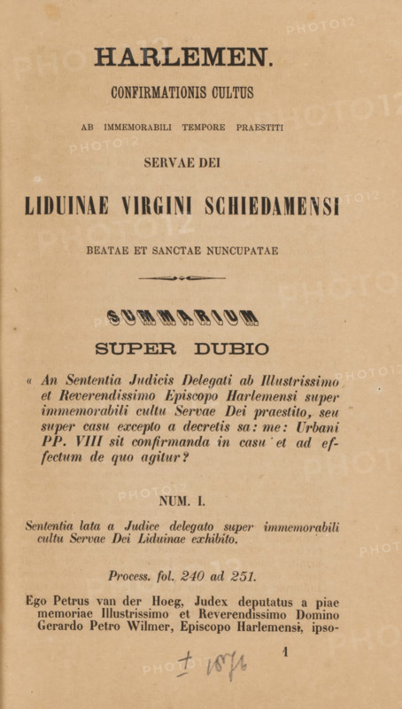 Confirmationis cultus ab immemorabili tempore praestiti servae dei Liduinae Virgini Schiedamensi beatae et sanctae nuncupatae : summarium super dubio, book, writer (clerical worker): Gerardus Petrus Wilmer, writer (clerical worker): Petrus van der Hoeg, writer (clerical worker): Henricus Joannes Josephus Prenger, publisher: Diocese of Haarlem, Haarlem (diocese) (possibly), 1861 - 1877, writer (clerical worker), pasteboard, paper, printing, albumen print, height 312 mm x width 216 mm x thickness 15 mm, A vertically oriented aged paper page with printed headings and blocks of serif text arranged in centered lines, showing larger bold display lines near the top and decorative small ornamentation below, followed by several paragraphs of italicized and regular type lower on the page, all printed in dark ink on a tan background with visible paper texture and slight discoloration around the edges, and a small handwritten pencil mark near the bottom center.
