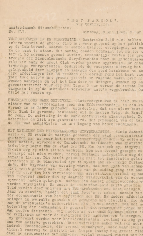 Amsterdam News Bulletin of Het Parool, newspaper, Issue of the illegal newspaper Het Parool, 5th year no. 212, 2 pp. Caption, front page: 'Firefights in the city center'. Dated: above., publisher: Parool, Het, Amsterdam, 1945-05-08, paper, mimeography, height 32 cm x width 21.4 cm, Liberation of the Netherlands (1945), Liberation Second World War, illegal press, Netherlands, Europe, Period, 1945, A slightly yellowed sheet of paper with uniform typed lines covering most of the surface, showing darker typed impressions and lighter areas where ink is faded, faint vertical and horizontal creases, and small irregular specks and smudges scattered across the page.