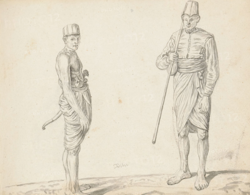 Two Sinhalese soldiers, sketchbook page, Two men are standing outside on uneven terrain. The man on the left is drawn from the side on the right. His upper body is uncovered. He wears a knee-length loincloth (veshti, lungi) wrapped in the Sinhalese style. Of the medium-length sword (kastane) carried on his left hip, we see only the decorated hilt with a small lion's head and the curled end of the scabbard. He wears a round, brimless cap. The man on the right is drawn from the front. He wears a buttoned-up short jacket with long sleeves and a pleated hem (hettaya), underneath which is a knee-length loincloth (veshti, lungi) wrapped in the Sinhalese style, and a high waistband around the waist. In his right hand he carries something that looks like a small pouch, and a long stick leaning against his right shoulder is probably a lance or a spear. Under his left arm protrudes the decorated hilt of a short sword (kastane). On his head is a typical cap (or helmet?): tall, stiff, with a point...