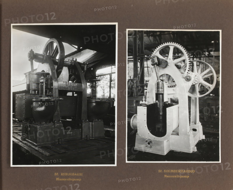 Sf. Redjosari Massecuite pump, album page, photograph, Album page with two photos of a pump. Manufactured in 1923 by Machinefabriek Braat and intended for the Redjosari Sugar Factory. Part of the photo album Machinefabriek Braat Soerabaia-Djocja-Tegal, ca. 1916-1924., Surabaya, 1923 - 1924, photographer, Java, East Java, paper, pasteboard, gelatin silver print, developing gelatin silver print, height 240 mm x width 290 mm, Person, NV Machinefabriek Braat, Redjosari Sugar Factory, colonial system, factory-interior, machine shop, machines, parts of machines, tools and appliances, economic history, overseas history, sugar industry, business history, Period, 1916 - 1924, Two vertical black and white photographs mounted on a dark background show industrial machinery. The left photograph displays a heavy cast-iron machine with large gears and curved supports, visible springs and bowls, and a wooden platform beneath it, with an arched roof and structural beams in the background. The right pho...