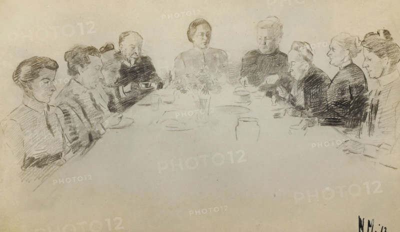 Photo reproduction of a drawing of a dinner, photograph, reproduction, annotation: 'T annie, ..., 't Veld-huys, August 1912', photographer: circle of Cornelia Hendrika Jonker, after drawing by anonymous, 1912, Cornelia Hendrika Jonker, photographer, after drawing by, paper, pasteboard, gelatin silver print, developed gelatin silver print, height 155 mm x width 239 mm, historical persons, anonymous historical persons portrayed in a group, in a group-portrait, A pencil sketch of a long table with people seated around it, showing faces and upper bodies in profile and three-quarter views, mostly women with varied hairstyles and clothing; some hold cups or utensils while plates, glasses, a vase with flowers, and other tableware are lightly drawn on the table; shading and crosshatching define clothing folds, facial features, and shadows against a plain background.