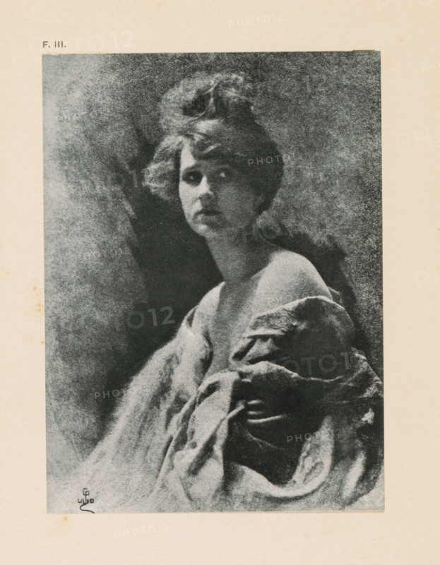 Portrait study of an unknown young woman, page, photomechanical print, inscription: 'Study by C. Puyo', inscription: 'F. III.', photographer: Constant Puyo, cliché maker: anonymous, c. 1900 - in or before 1905, paper, two-color autotype, height 150 mm x width 110 mm, historical persons - BB - woman, adolescent, young woman, maiden, A monochrome portrait of a woman shown from the shoulders up, her hair swept up and curly, her face turned slightly toward the viewer with a neutral expression; she is draped in a textured cloth that covers her shoulders and chest, creating folds and shadows, while a softly shaded background frames her head and upper body.