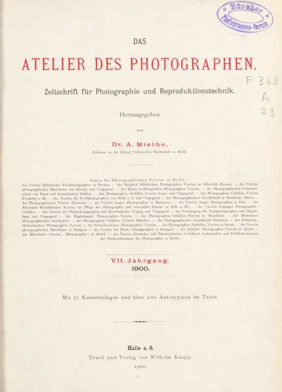 Das Atelier des Photographen, hrsg. von A. Miethe und F. Matthus-Masuven, book, date: 'MAR, 1984', collector's mark: 'Zücher, Photographen-Verein', number: 'N: 30.', 1900, textile materials, pasteboard, biological material, paper, linen (material), leather, printing, photoaquatint, autotypie, collotype, height 289 mm x width 218 mm x thickness 55mm, The image shows a faded off-white page with printed elements arranged vertically; at the top right there is a purple oval stamp, and faint pencil markings near it; a large bold title in red is centered near the top, with smaller lines of printed text in darker ink beneath it; a narrow horizontal rule separates sections, and a cluster of dense small printed lines appears in the upper middle area; further down a short line of red text is centered above a darker line, followed by a wide margin and a centered short decorative filigree; the lower portion of the page contains a few more centered printed lines and wide blank space, with light agin...