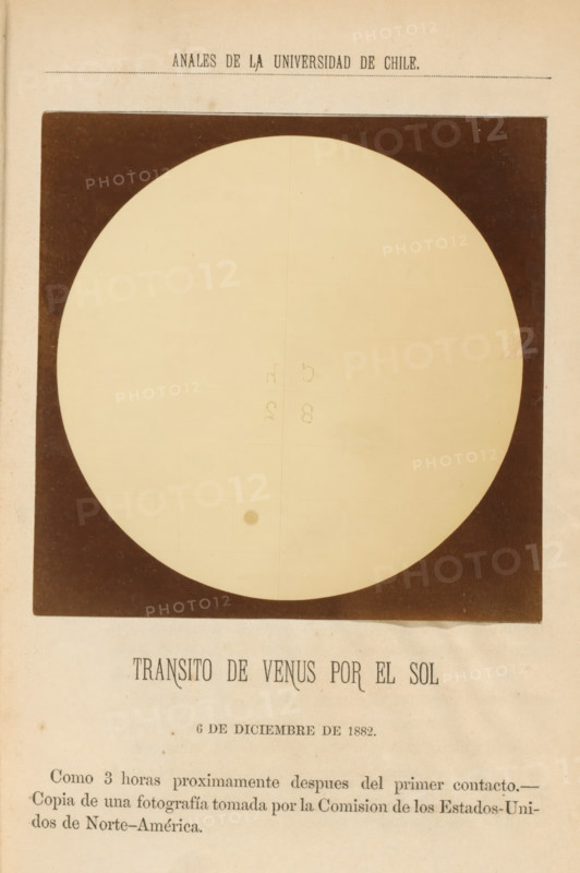 Transit of Venus, Transito de Venus por el Sol, photograph, page, 1882-12-06, photographer, paper, albumen print, height 117 mm x width 119 mm, Photo on page 7., sun as celestial body, Venus (planet), astronomical phenomena, Moon, Sun, A sepia-toned page shows a large dark square with a lighter circular disk centered inside it, the disk containing faint grid lines and a small darker circular spot near its lower area. The page has printed headings and lines above and below the image, and there is additional printed text beneath the image. The paper shows slight discoloration and age marks along the edges.