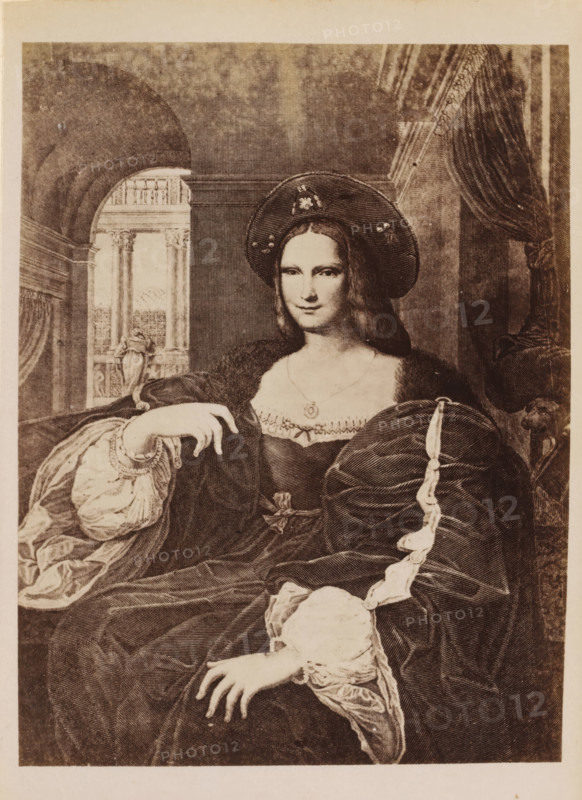 Photo reproduction of a print after a portrait of Joanna of Aragon by Raphael, photograph, reproduction, page, after print by anonymous, after painting by Raphael, c. 1850 - in or before 1860, photographer, after print by, paper, albumen print, height 135 mm x width 97 mm, ruler, sovereign - BB - female ruler, A seated woman wearing a wide-brimmed hat with decorative elements and a pendant necklace looks straight ahead with a faint smile; she has long hair and a dress with a low neckline trimmed with lace and fur at the shoulders, voluminous sleeves with visible folds and ribbons, and a draped, textured skirt. Her right arm rests on the arm of a chair, hand relaxed with fingers slightly curled, while her left hand lies on her lap. Behind her, an arched architectural opening reveals columns and a balcony area, and heavy draperies hang to the right with visible folds and tassels. The image is monochromatic with fine crosshatch shading throughout and a plain border around the scene.