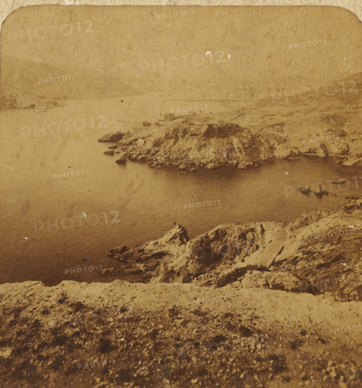 Cartagena. Entrance to the port, prise de Trinca Botijas, View of the entrance to the port of Cartagena, Spain, Views and landscapes in Europe, Africa and Asia, Geographical Sculpture Gallery, collected by MJ Broekhuijsen, Head of a school in Amsterdam, stereograph, Bottom left of photo numbered: 2814., annotation: 'Cartagena, great naval port, one of the best ports of the Mediterranean., The city lies entirely in the background, a good half hour away from us. At the entrance to the port, on the left on a 300 M. high hill, the Château de Galeras, on the right flat, by the sea, the Fort St. Anna, both for the protection of the port., Two breakwaters, one near the Château de Galeras, one to the right on the other side and, further away from us. The entire harbor is 600 hectares in size (= as large as . . . . .)', Cartagena (Spain), publisher: Merkelbach & Co., Amsterdam, compiler (person in literature): Martien Johan Broekhuijsen, c. 1905, photographer, compiler (person in literature), p...