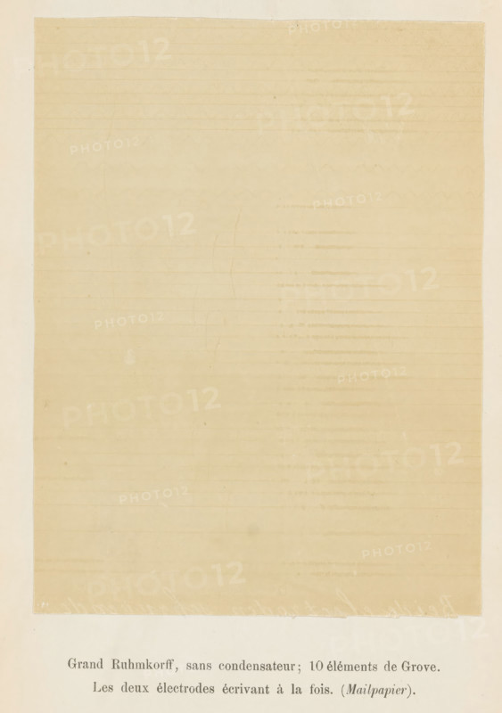 Grand Ruhmkorff, sans condensateur, 10 elements de Grove, Les deux electrodes ecrivant a la fois (Mail paper), Registration of electricity waves generated by a spark inductor, photograph, page, inscription: 'Les deux électrodes écrivant à la fois. (mail paper).', number: 'Pl. IV*.', photographer: Willem Cornelis van Dijk, c. 1865 - in or before 1870, paper, albumen print, height 154 mm x width 116 mm, Photo on seventh unnumbered page after page 368., electrical phenomena, A large rectangular sheet of aged, yellowed paper with faint horizontal rulings fills most of the image, showing subtle creases, slight stains, and variations in tone; the sheet is mounted on a lighter background with narrow borders visible around its edges, and small areas of wear and tiny imperfections appear near the margins and along the bottom edge.