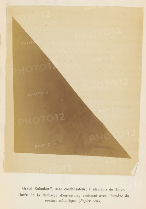 Grand Ruhmkorff, sans condensateur, 8 éléments de Grove. Durée de la discharge d'ouverture, croissant avec l'étendue du contact métallique (Papier velin), Registration of electricity waves generated by a spark inductor, photograph, page, inscription: 'Durée de la discharge d'ouverture, croissant avant l'étendue du contact métallique. (Papier vélin).', number: 'Pl. VI*.', photographer: Willem Cornelis van Dijk, c. 1865 - in or before 1870, paper, albumen print, height 157 mm x width 125 mm, Photo on eleventh unnumbered page after page 368., electrical phenomena, A faded rectangular sheet with a large triangular dark area occupying one corner and tapering diagonally across the sheet, the lighter surrounding area shows a repeating wavy line pattern, the paper has worn edges and a small folded corner, and a strip of blank lighter paper is visible along the bottom.