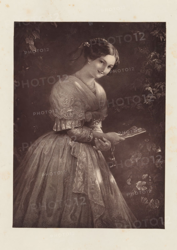 Photo reproduction of an engraving after the painting The beauty of Albano by August Riedel, reproduction, page, photomechanical print, photographer: Godfrey Wordsworth Turner, cliché maker: anonymous, after print by anonymous, after painting by August Riedel, c. 1866 - in or before 1871, after print by, paper, Woodburytype, Woodburytypepie, height 161 mm x width 118 mm, Print on second unnumbered page after page 58., adult woman, fan, print, eg: engraving, etching, lithograph, A sepia-toned portrait of a young woman wearing a full, floor-length dress with a fitted bodice and lace-trimmed shawl draped over her shoulders, her hair styled and adorned with a floral accessory and a ribbon, she holds a folding fan with both hands at waist level, jewelry including a necklace and earrings visible, a patterned sash and delicate lace details on her sleeves and skirt, foliage and flowers form a dark, textured background around her.