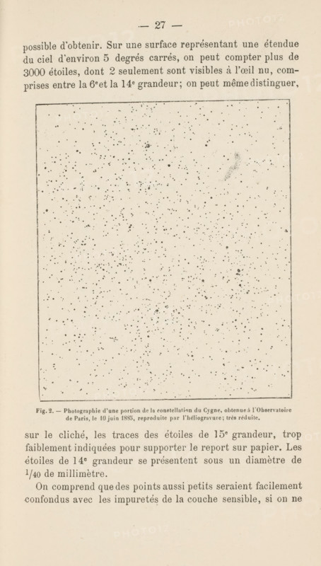 Constellation Cygnus, seen from the Observatoire de Paris, Photographie d'une portion de la constellation du Cygne, obtenue à l'Observatoire de Paris, le 10 juin 1885, reproduced by l'héliogravure, très réduite., page, photomechanical print, inscription: 'Fig. 2.', photographer: Paul-Pierre Henry, Paris, photographer: Prosper-Mathieu Henry, clichémaker: anonymous, 1885-06-10, Paul-Pierre Henry, Prosper-Mathieu Henry, photographer, clichémaker, paper, photolithography, height 105 mm x width 89 mm, stars and constellations, A vertically oriented aged page shows a large rectangular framed illustration filled with many small dark dots scattered on a light background, resembling a dense field of tiny spots and occasional slightly larger marks; margins around the rectangle reveal printed lines of text above and below the image, and the page has a uniform off-white, slightly yellowed paper tone with visible texture.
