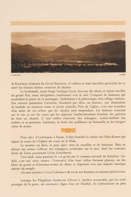 View of the Alpheus along Karytena, Karytaena, l'Alphée, page, photomechanical print, number: '74.', photographer: Frédéric Boissonnas, Karytena, cliché maker: Meisenbach, Riffarth & Cie., Berlin, c. 1905 - in or before 1910, Frédéric Boissonnas, Meisenbach, photographer, cliché maker, Pelopónnesos, paper, collotype, photoprint, height 80 mm x width 225 mm, Photo on page 77., city-view in general, 'veduta', river, Alpheüs, The image shows a sepia-toned page with a wide landscape photograph at the top depicting a valley with a body of water in the foreground, scattered trees and vegetation along the shore, and layered hills and a flat-topped mountain in the background under a cloudy sky; below the photograph is a block of printed paragraphs in a serif font filling the page, and there is a decorative horizontal border above the photo and a small ornamental motif between paragraphs.