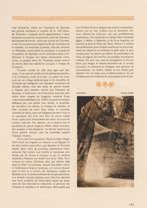 Mycènes, Tholos d'Atrée, Interior of the Treasury of Atreus in Mycenae, page, photomechanical print, number: '108.', photographer: Frédéric Boissonnas, Mycenae, cliché maker: Meisenbach, Riffarth & Cie., Berlin, c. 1905 - in or before 1910, Frédéric Boissonnas, Meisenbach, photographer, cliché maker, Pelopónnesos, paper, collotype, photoprint, height 170 mm x width 105 mm, Photo on page 127., grave, tomb, Treasury of Atreus, A photographed page showing two columns of printed text on the left and a narrow vertical sepia-toned photograph on the right depicting a stone archway and interior wall with large fitted blocks, with patterned decorative motifs and a horizontal ornamental border near the top and a row of small flower-like symbols above the photograph.