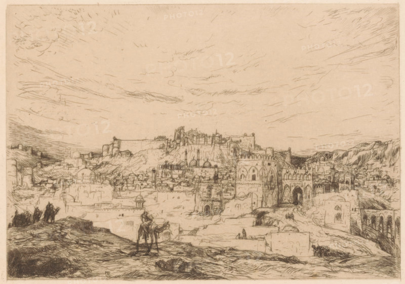 Oriental city, print, Cityscape of a city with a fortress and various mosques. In the foreground, several camels and their riders., printmaker: Marius Bauer (signed by artist), 1898, paper, etching, intaglio printmaking technique, etching with plate tone, height 129 mm x width 178 mm, city-view in general, 'veduta', hoofed animals: camel, A sepia-toned line drawing of a walled city set in a rugged landscape, showing a high fortress or citadel on a rocky rise with clustered buildings and domes below, a large arched gateway and sections of crenellated walls, narrow streets and terraces, and small human figures and mounted riders in the foreground; the sky above is filled with sweeping, fine-lined clouds and the terrain around the city includes hills and rocky outcrops.