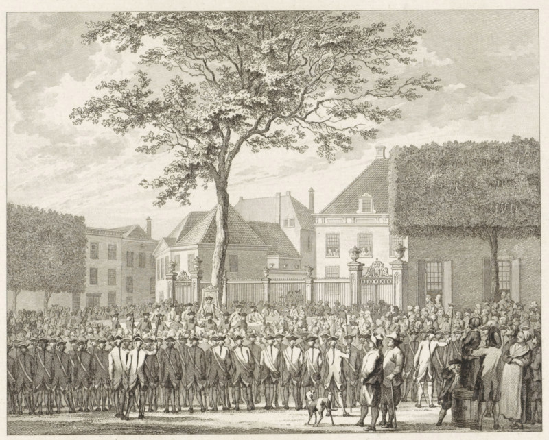 Feudal Court in Zutphen, 1764, print, Meeting of the feudal court in the open air under the oak, October 17, 1764. In the middle of the 's Gravenhof in Zutphen, members of the court for feudal matters are seated at a table. Citizens and members of the militia have gathered around the table, which is shielded by a fence, to observe this meeting., printmaker: Reinier Vinkeles (I), Amsterdam, 1777, Reinier Vinkeles (I), printmaker, paper, etching, engraving, height 227 mm x width 278 mm, Used as illustration in: Beknopte historie van 't vaderland, Petrus Conradi, Amsterdam 1776, 4 volumes., law and jurisprudence, Zutphen (city), Period, 1764-10-17, A detailed monochrome etching shows a large crowd of people gathered in front of a gated estate with classical buildings and tall trees. In the foreground a formation of uniformed men stand in rows with their backs mostly to the viewer while other figures cluster to the right, some facing forward and others in small groups conversing. A dog sta...