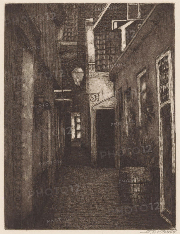 Alley at evening, print, In the alley a wooden barrel., inscription: 'S. de Jongh Twijnstraat 43 bis A Utrecht', printmaker: S. de Jongh (signed by artist), in or before 1935, paper, etching, intaglio printmaking technique, height 173 mm x width 133 mm, lane, alley, evening, A narrow, dim alleyway rendered in dark, fine lines with textured walls and a cobbled floor, flanked by tall buildings with visible window frames and doorways; a barrel sits near a doorway on the right beside a planter box filled with foliage, and small wall-mounted shelves hold pots; overhead, a hanging lantern is suspended between the buildings beneath a sloped roof with visible tiles and chimneys, while farther down the passage a small window emits a brighter rectangular area of light.