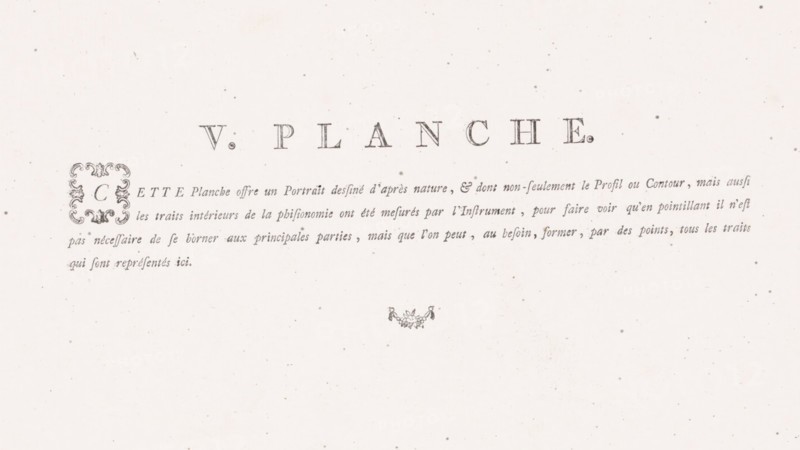 V. Plate., Explanation of the portrait of a man, text sheet, Series number, 5, 12, Text sheet with four-line French explanation of the print with depictions of the portrait of a man, in profile. On the left, only drawn in outline using a graphometer., printmaker: Jan Punt, Amsterdam, 1778, paper, letterpress printing, text in letterpress, height 321 mm x width 428 mm, Sheet used in: Eckhardt, Antoine George. Description d'un graphometre universel, à dessiner toutes sortes d'objets de la maniere la plus exacte, inventé par AG Eckhardt. The Hague: Jan Hendrik Munnikhuizen, 1778., A pale off-white sheet with small scattered dark specks and faint smudges across its surface, featuring a horizontal arrangement of dark thin ornamental marks and decorative elements near the center; a large framed ornate initial in a square flourish sits left of center, a row of evenly spaced tall serif characters stretches across the top center, a line of delicate slanted script runs beneath those characters t...
