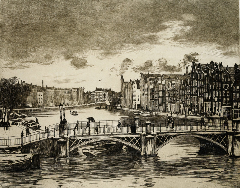 View of the Binnen-Amstel in Amsterdam, View of the Binnen-Amstel and the Halvemaansteegbrug (original title), print, View from the windows at the rear of Frederik Muller's auction house., annotation: '1st state', printmaker: Willem Witsen (signed by artist), c. 1906 - c. 1907, Willem Witsen, printmaker, paper, etching, intaglio printmaking technique, height 400 mm x width 498 mm, urban housing, city-view in general, 'veduta', bridge in city across river, canal, Amsterdam, Binnen-Amstel, A monochrome etching of a riverside cityscape showing a bridge in the foreground with decorative railings and lampposts, boats moored beneath and alongside the bridge, and reflected ripples in the water. Along the near edge of the bridge and walkway are several walking figures, some holding umbrellas, and a couple standing close together. Across the canal a row of tall narrow townhouses with varied gabled roofs lines the water, interspersed with leafless trees and small boats at the quayside. In the di...