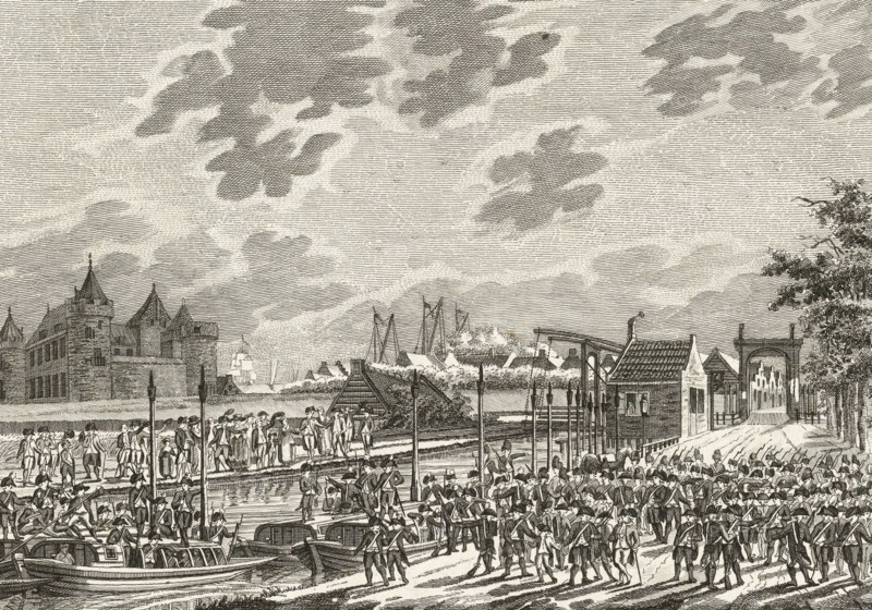 Arrival of the armed Amsterdam citizens in Muiden, 1787, print, Arrival of the boats with armed Amsterdam citizens in Muiden, June 7, 1787. In the background, Muiderslot Castle. The print has a pendant., printmaker, Northern Netherlands, paper, etching, engraving, etching and engraving, proof print before the letter, height 215 mm x width 258 mm, Patriot Era (1780-1795), Muiden, Muiderslot Castle, Period, 1787-06-07, A detailed engraving showing a waterfront scene with a large group of uniformed figures gathered along docks and on a roadway, many holding long staffs or rifles, and others boarding or standing near small rowboats; a wooden quay with posts and a simple pier structure extends into the water, where masts of larger ships rise in the distance; to one side there is a fortified stone building with turrets and pitched roofs, and along the waterline are small houses and sheds with tiled roofs and an arched gateway leading inland; trees and foliage appear near the gateway and alon...