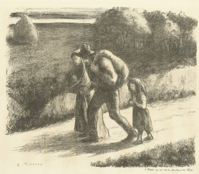 Man and woman with girl walking on a dirt road, Les trimardeurs, Vagrants, print, Man and woman with luggage walking with a girl on a dirt road through the fields. In the background are trees and a haystack., printmaker: Camille Jacob Pissarro, printer (person): Jean Grave, 1896, printer (person), paper, lithography, height 250 mm x width 302 mm, height 407 mm x width 533 mm, Lithography used in: Les temps nouveaux, family life, A monochrome drawing shows a group of figures walking across a landscape, with one large central figure carrying something on their back and wearing a hat, flanked by other figures whose forms are partly obscured; to the right a smaller figure walks beside them with head slightly bowed; the ground beneath them is shaded and textured, and in the background there are rounded, dark masses suggesting hills or trees and a prominent rounded shape near the left horizon; the overall image is composed of soft, charcoal-like strokes and smudged shading creating contrasts...