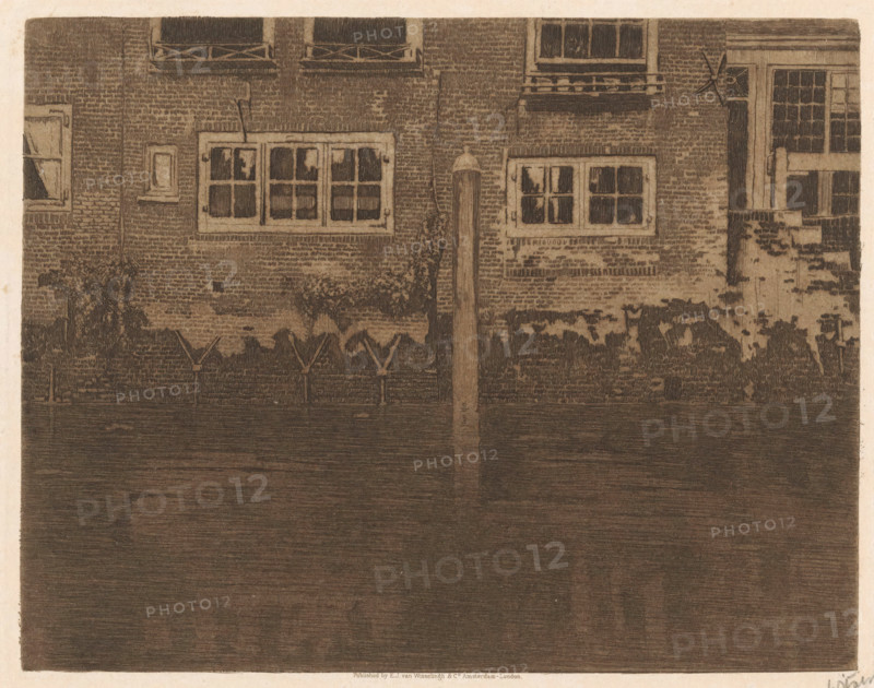 Rear facades of Voorstraat 473 and 475 in Dordrecht, Dordrecht X, print, View of the rear facades of Voorstraat 473 and 475, between the Dolhuissteiger and the Leuvebrug in Dordrecht., printmaker: Willem Witsen (signed by artist), Amsterdam, publisher: Kunsthandel EJ van Wisselingh, c. 1898 - c. 1900, paper, etching, intaglio printmaking technique, height 190 mm x width 240 mm, urban housing, canals, waters (in city), window, Dordrecht, Voorstraat (Dordrecht), A sepia-toned scene of a brick building facade above a dark flat foreground, showing multiple rectangular windows with muntins and some open shutters, a vertical post rising from the dark area to the wall, textured brickwork with patches of lighter and darker wear, small window boxes or ledges beneath some windows, a narrow vertical gap between two sections of wall, climbing plants and foliage near the base of the wall, and a small section of a doorframe with panes on the right edge.