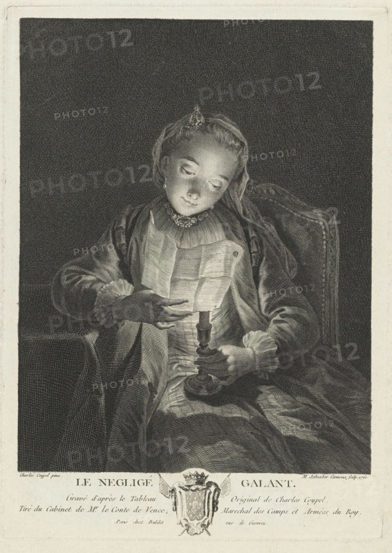 Girl reading a letter by candlelight, Le negligee galant, print, Below the scene the title and a coat of arms., printmaker: Manuel Salvador Carmona, Spain, after painting by Charles-Antoine Coypel, publisher: Denis-Charles Buldet, Paris, 1760, paper, etching, engraving, height 288 mm x width 206 mm, candle, letter, envelope, A seated woman wearing an ornate dress and a small decorative headpiece is shown reading a folded sheet while holding a candlestick; her head is tilted and her face is illuminated, showing closed or lowered eyes and a calm expression. She wears a necklace and earrings and has long hair pulled back, and the sleeves of her garment are gathered at the wrists with ruffled cuffs. The chair behind her has a carved or patterned back, and the fabric of her clothing and the chair displays detailed folds and fine texture. The scene is rendered in a monochrome engraved style with a dark background surrounding the figure.