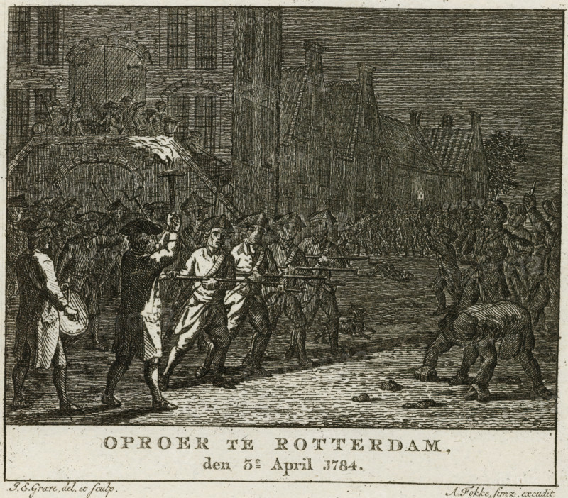 Violence between the Civic Guard and Orangists in Rotterdam, 1784, Uprising in Rotterdam, April 3, print, historical print, Violent clash between the Ninth Civic Guard and Orangists in front of the city hall in Rotterdam, on the evening of April 3, 1784., printmaker: Jan Evert Grave, Northern Netherlands, publisher: Arend Fokke Simonsz., 1784 - 1792, paper, etching, height 110 mm x width 120 mm, Used as illustration in: Arend Fokke Simonsz. De vaderlandsche historie in themata. Amsterdam: Arend Fokke Simonsz., editions between 1783-ca. 1792., street-fights, riots, Patriot Period (1780-1795), Rotterdam, Period, 1784-04-03, A detailed engraved scene shows a crowded street in front of tall brick buildings with arched doorways and windows; groups of men in period clothing and tricorn hats march and stand in formation carrying long guns and muskets while others crowd the sidewalks and a raised platform where more figures lean and gesture; the foreground includes marching soldiers with visib...