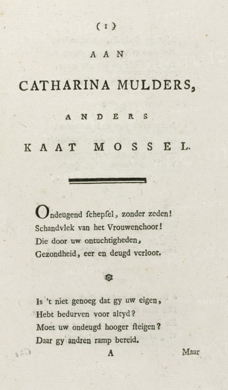 Satirical verse on the execution of Kaat Mossel, 1784, To Catharina Mulders, otherwise Kaat Mossel, text sheet, Sheet with a satirical verse accompanying the caricature depicting the desired execution of Kaat Mossel and other Orangists. Folded sheet printed on all sides., writer (clerical worker): anonymous, Northern Netherlands, writer (clerical worker), paper, letterpress printing, text in letterpress, height 200 mm x width 126 mm, Person, Kaat Mossel, Patriot Era (1780-1795), Period, A vertically oriented aged paper page with dark printed lines of text and a bold centered heading near the top, a short thick horizontal rule a little below center, and several paragraphs of smaller printed lines beneath; the page shows uneven faint spotting and paper texture, and the printing appears in a serif type with varying letter spacing, with a small ornamental typographic mark between paragraphs and a few isolated letters near the bottom edges.
