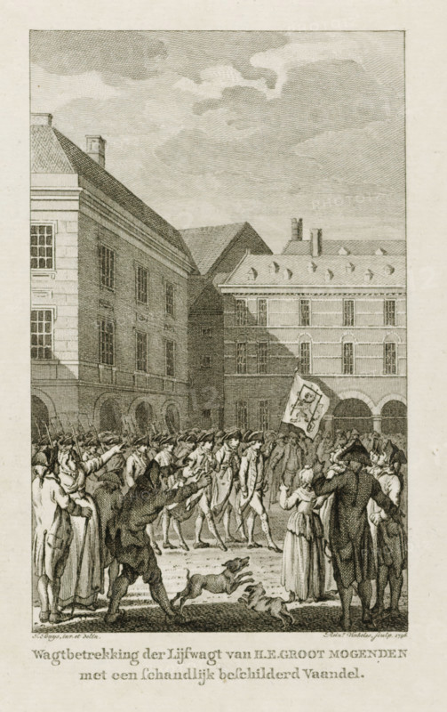 Raising of the guard at the Binnenhof with a shameful banner, 1787, Guard duty of the bodyguard of THE Great Mightinesses with a shamefully painted banner, print, historical print, At the Binnenhof in The Hague the guard marches with a shameful banner on which a gallows around the Dutch Lion is depicted, February 18, 1787., printmaker: Reinier Vinkeles (I), Amsterdam, after drawing by Jacobus Buys, Northern Netherlands, 1796, paper, etching, engraving, etching and engraving, height 218 mm x width 142 mm, Current state of print also used in: Loosjes, PA Vaderlandsche historie, vervattende de geschiedenissen der Vereenigde Nederlanden … Continuation of Wagenaar's Patriotic History. 48 volumes. Amsterdam: Johannes Allart, 1786-1811, vol. 16 (1796), between pp. 94 and 95., drill, military training, Patriot Era (1780-1795), The Hague, Binnenhof, Period, 1787-02-18, A monochrome engraving shows a crowd gathered in a courtyard framed by large multi-story buildings with rows of windows and arc...