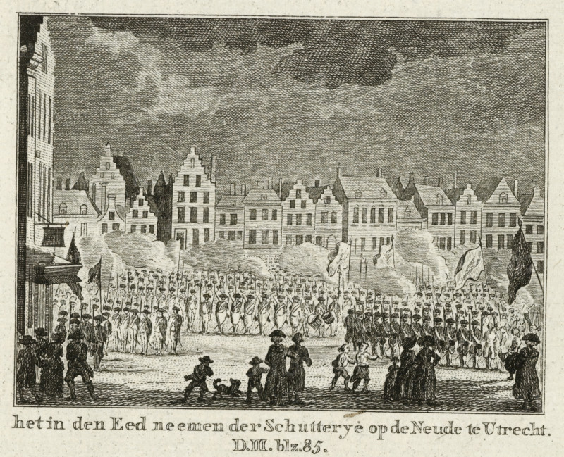 the taking of the oath by the Militia on the Neude in Utrecht, Swearing-in of the militia in Utrecht, 1787, print, Solemn swearing-in of the militia on the Neude in Utrecht, September 2, 1787. Marked at the bottom: D.III.blz.85., printmaker, Northern Netherlands, paper, etching, engraving, etching and engraving, height 95 mm x width 125 mm, taking the oath, military service (citizen soldiery, civil guard, citizen militia), Patriot Era (1780-1795), Utrecht, Neude, Period, 1787-09-02, A wide engraved scene showing a crowded town square with rows of uniformed figures marching and standing in formation, some holding flags and drums, in front of a row of narrow gabled buildings with varied rooflines and windows; in the foreground groups of onlookers including adults, children, and a small dog are silhouetted, with two central figures standing close together; clouds fill the sky above the buildings and a tall building facade appears at the left edge of the image.