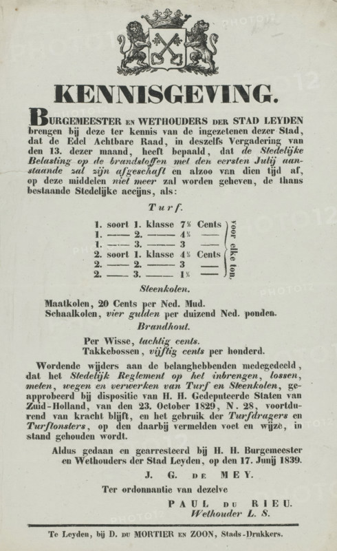 Notice from the City of Leiden, 1839, text sheet, Notice from the City of Leiden regarding the abolition of the municipal tax on fuels as of July 1, 1839. At the top a vignette with the city coat of arms., printer (person): Du Mortier & Zoon, David, Leiden, 1839-06-27, printer (person), paper, letterpress printing, woodcut vignette with text in letterpress, height 340 mm x width 215 mm, Person, City of Leiden, Period, 1839-06 - 1839-07, A vertical printed page with a crest at the top showing a shield held by two lions beneath a crown, followed by large bold heading text and several paragraphs of smaller printed text in various fonts and sizes; a centered section includes tabular-like rows with short horizontal lines and dotted elements, and lower down are more blocks of text with a thicker horizontal rule near the bottom and a short line of printed text at the very base.