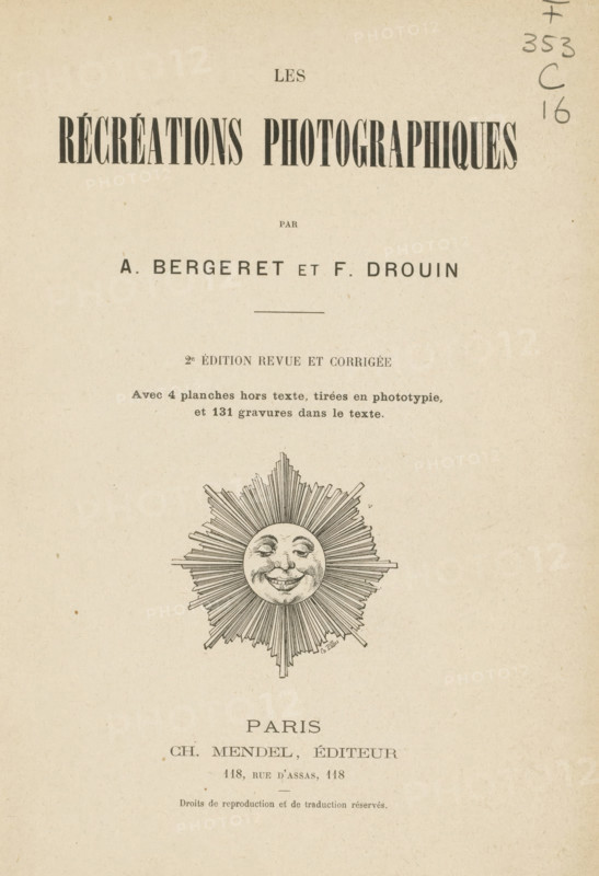 Les récréations photographiques, book, writer (clerical worker): Albert Bergeret, writer (clerical worker): Félix Drouin, printer (person): Imprimerie Charaire, Sceaux, publisher: Charles Mendel, Paris, 1893, writer (clerical worker), printer (person), textile materials, paper, linen (material), autotype, collotype, printing, height 240 mm x width 160 mm x thickness 20 mm, A faded paper page with a centered decorative sun illustration featuring a smiling face surrounded by radiating pointed rays, printed in dark ink, and with sparse decorative marks and small spots on the paper.
