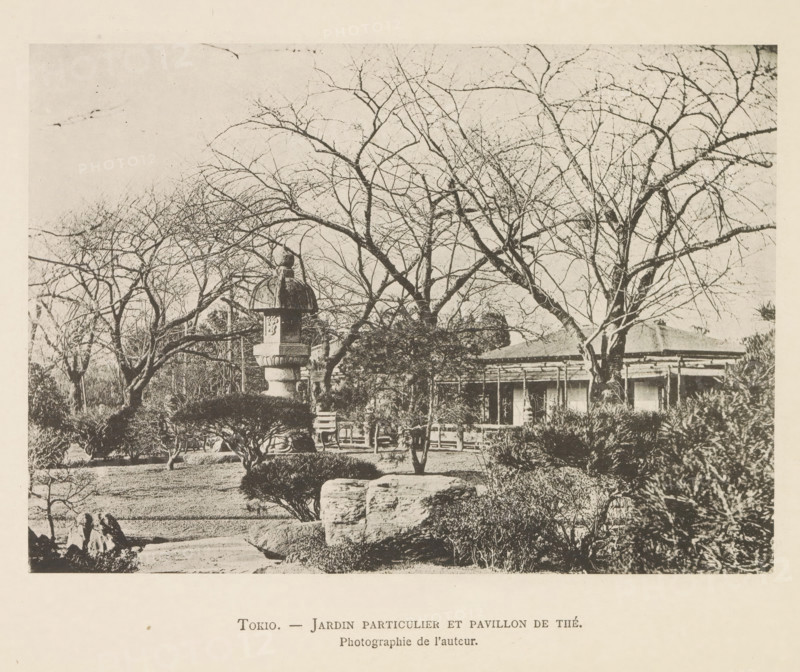 Garden in Tokyo, with a tea pavilion in the background, Tokyo. - Jardin private et pavillon de Thé, page, photomechanical print, inscription: 'Photographie de l'autoriteit.', photographer: Hugues Krafft, Tokyo, cliché maker: anonymous, in or after 1882 - in or before 1883, Hugues Krafft, photographer, cliché maker, Kanto, paper, collotype, photoprint, height 121 mm x width 172 mm, garden, lantern, façade (or house or building), A sepia-toned scene shows a garden with leafless trees whose bare branches stretch across the sky, a stone lantern with a domed top standing among trimmed bushes, a low wooden pavilion partially visible behind the trees, clipped shrubs and rocks forming a path in the foreground, and a manicured lawn area surrounded by varied vegetation.