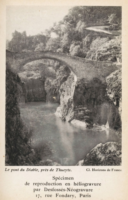 Le pont du Diable, près de Thueyts, View of the Pont du Diable near Thueyts, page, photomechanical print, inscription: 'Specimen de reproduction en heliogravure par Desfossés-Néogravure 17, rue Fondary, Paris', photographer: Horizons de France, Ardèche, maker: Imprimerie Desfossés-Néogravure, c. 1922 - in or before 1932, paper, rotogravure, height 113 mm x width 83 mm, bridge, A monochrome image of a stone arch bridge spanning a narrow, rocky gorge above a body of water, with steep rock faces on either side and vegetation on the upper edges; the bridge has a single curved arch and a textured surface of masonry, and the water below appears calm with reflective highlights; trees and shrubs grow on the slopes above the gorge and a winding path or road is visible near the top right edge, with rocky outcrops and layered rock formations framing the scene.