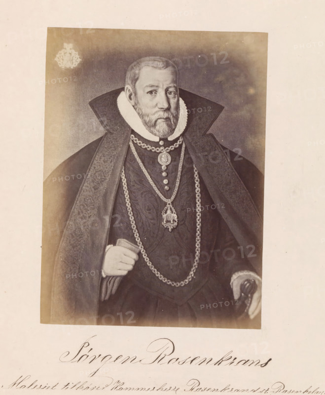 Photo reproduction of a painting depicting a portrait of Jørgen Ottesen Rosenkrantz, Jørgen Rosenkrans, photograph, reproduction, page, inscription: 'Maleriet tillhører Kammerherre, Baron Rosenkrands til Rosenholm', photographer: Julius Wulff, after painting by Tobias Gemperle, c. 1858 - in or before 1862, paper, albumen print, albumendruk, height 163 mm x width 124 mm, Person, Jørgen Ottesen Rosenkrantz, adult man, governmental and representative bodies, A sepia-toned portrait of a bearded man wearing a dark ornate robe with a high collar and a white ruff around his neck, adorned with multiple chains and medallions, his left hand holding a folded glove and his right hand resting on a cane, set against a plain lighter background with a decorative emblem near the top corner.