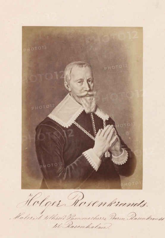 Photo reproduction of a painting, depicting a portrait of Holger Rosenkrantz, Holger Rosenkrands, photograph, reproduction, page, inscription: 'Maleriet tillhører Kammerherre, Baron Rosenkrands till Rosenholm.', photographer: Julius Wulff, after painting by Karel van Mander (I), c. 1858 - in or before 1862, paper, albumen print, albumendruk, height 165 mm x width 124 mm, Person, Holger Rosenkrantz, disputing theologians, A sepia-toned portrait of a man shown from the waist up, wearing a dark formal garment with a wide white lace-trimmed collar and matching lace cuffs, a medallion chain across his chest, and a beaded chain; he has short hair, a mustache and a beard, and his hands are held together in front of him in a gesture with fingers interlaced; the background is a softly shaded darker rectangle framed by a lighter margin.