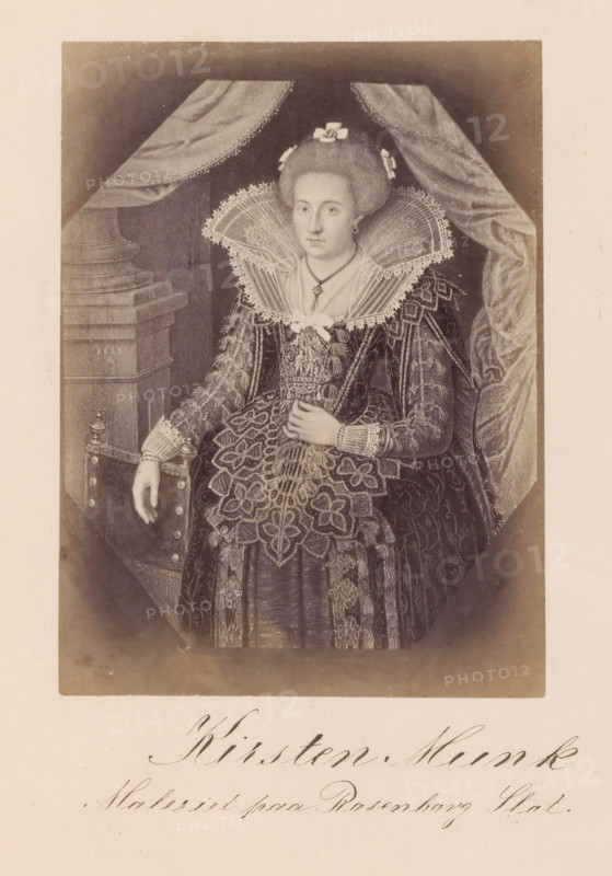 Photo reproduction of a painting depicting a portrait of Kirsten Munk, Kirsten Munk, photograph, reproduction, page, inscription: 'Maleriet paa Rosenborg Slot.', photographer: Julius Wulff, after painting by anonymous, c. 1858 - in or before 1862, paper, albumen print, height 166 mm x width 122 mm, Person, adult woman, A monochrome portrait of a seated woman wearing an ornate dress with an elaborate lace ruff and patterned fabric, her hair styled and adorned with small decorative elements, a pendant necklace at her throat, one hand resting on her lap and the other on the arm of a chair, heavy drapery framing the scene and a column visible behind her.