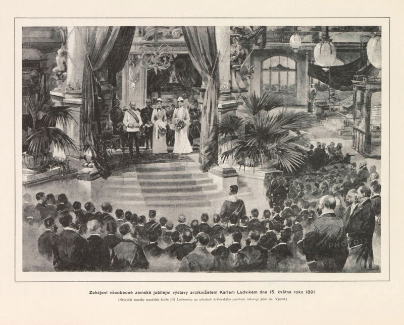 Zahájeni vseobecné zemské jubilejni výstavy arciknizetem Karlem Ludvikem dne 15. kvetna roku 1891, Photo reproduction of a drawing depicting the opening of an exhibition by Charles Louis of Austria, reproduction, page, photomechanical print, Výstavište, cliché maker: Carl Bellmann, Prague, after drawing by anonymous, in or after 1891-05-15 - in or before 1893, photographer, paper, autotypie, height 168 mm x width 242 mm, public festivities on the occasion of royal events, A grayscale illustration of an ornate interior with a crowd of seated and standing figures facing a raised platform where a small group stands between large draped curtains, flanked by decorative columns and potted plants; chandeliers hang from the ceiling and large round lamps are visible, while architectural details like railings, a window, and stair steps appear in the background.