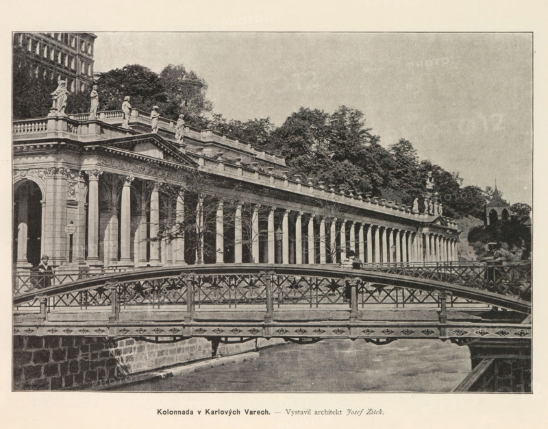 Colonnay at Karlsbad, Kolonnada v Karlových Varech, page, photomechanical print, Karlovy Vary, cliché maker: Carl Bellmann, Prague, c. 1891 - in or before 1895, photographer, paper, autotypie, height 180 mm x width 257 mm, colonnade, facade (of house or building), Oudestadsraadhuis, A wide stone colonnade with a row of tall columns supporting an ornate entablature stretches along a riverside, topped by a balustrade adorned with classical statues standing at intervals, while a decorative iron pedestrian bridge with patterned panels spans the water in the foreground and trees rise behind the colonnade.