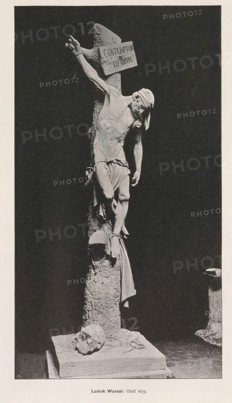 Statue depicting a plague victim on a tree, Ludvik Wurzel, page, photomechanical print, Prague, cliché maker: Carl Bellmann, c. 1891 - in or before 1895, photographer, paper, autotypie, height 251 mm x width 140 mm, sculpture, trees, plague, A monochrome photograph shows a sculpted male figure suspended on a rough vertical post, his torso exposed and draped with a cloth around the waist, one arm raised and bound while the other hangs downward, his head tilting to the side with a cloth wrapped around it; a rectangular sign is attached near the top of the post, and the post rests on a rectangular base where a sculpted head and a coil of rope lie, with a dark plain background behind the scene.