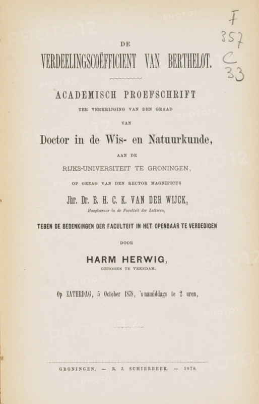 The distribution coefficient of Berthelot, book, writer (clerical worker): Harm Herwig, publisher: Roelof Jacob Schierbeek, Groningen (city), 1878, writer (clerical worker), textile materials, pasteboard, linen (material), paper, printing, albumen print, color on edge, height 229 mm x width 141 mm x thickness 10 mm, The image shows a cream-colored page with multiple lines of centered printed text in varying serif typefaces and sizes, a small decorative wavy line near the top and another nearer the middle, pencil marks and numerals written vertically near the upper right edge, slight foxing and age spots along the margins, and faint horizontal dotted and solid divider lines toward the lower portion of the page.