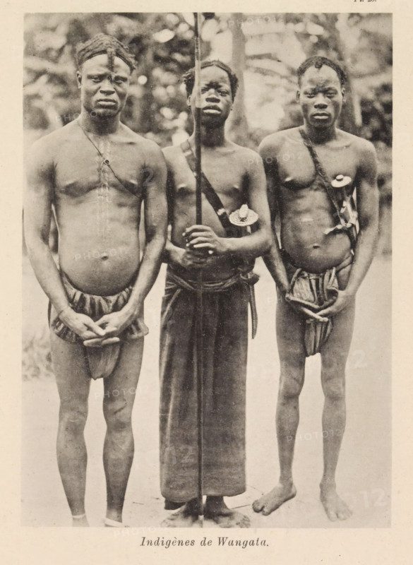 Indigènes de Wangata, Portrait of three men at Wangata, page, photomechanical print, number: 'Pl. 28.', photographer: Franz Thonner, Wangata, cliché maker: Stengel & Markert, Dresden, 1896, Saxony, paper, collotype, photoprint, height 161 mm x width 116 mm, adult man, casting weapons: spear, A sepia-toned photograph shows three shirtless men standing side by side facing the camera against a blurred outdoor background; the man on the left wears a headwrap and a narrow cloth around his waist with his hands clasped in front, a thin strap crosses his chest, and he has a rounded abdomen; the central man holds a long vertical staff with both hands, wears a long wrap from the waist down, and has a small round ornament attached to a strap across his chest; the man on the right has a narrow waist covering tied at the front, a strap diagonally across his chest with a circular ornament attached, and his hands are positioned near his groin; all three display neutral facial expressions and bare fee...
